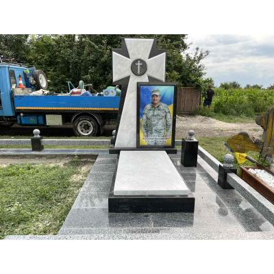 Памятник для военного с казацким крестом